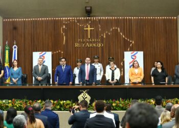 Presidente do TCE-AM participa de entrega da Medalha do Mérito Legislativo na Aleam