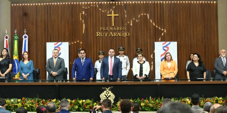 Presidente do TCE-AM participa de entrega da Medalha do Mérito Legislativo na Aleam