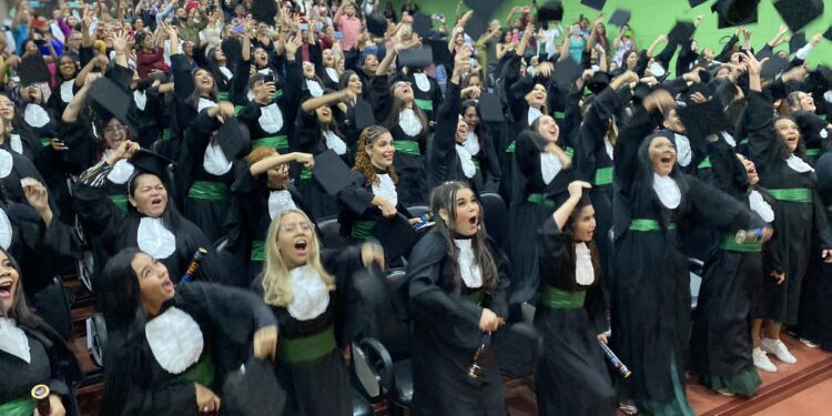 Centec realiza última formatura do ano com recorde de profissionais diplomados