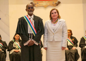 Presidente do TCE-AM é homenageada com medalha da Ordem do Mérito Judiciário