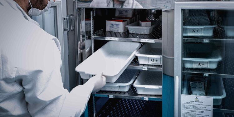 Com estoque crítico no final de ano, Hemoam apela a doadores de sangue