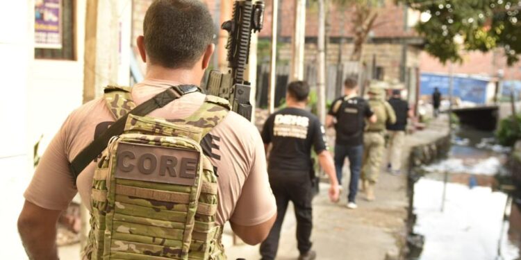 Polícia prende milicianos, apreende drogas, arma de fogo e dinheiro em Manaus