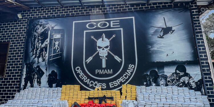 PM apreende mais de 1 tonelada de cocaína após confronto com traficantes no rio Solimões