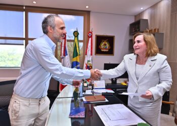 Presidente da Corte de Contas dá posse a servidor aprovado no concurso público do Tribunal
