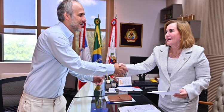 Presidente da Corte de Contas dá posse a servidor aprovado no concurso público do Tribunal