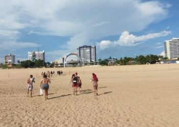 Prefeitura reforça interdição da praia da Ponta Negra para banho devido baixa do rio Negro