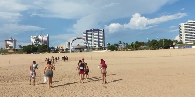 Prefeitura reforça interdição da praia da Ponta Negra para banho devido baixa do rio Negro
