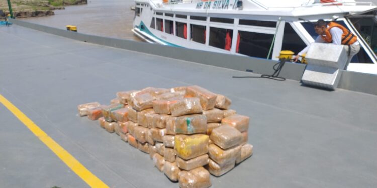 Base Fluvial Arpão: Policiais apreendem 265 quilos de maconha e uma lancha rápida em Coari