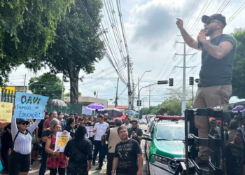 Em Manaus, professores fazem manifestação após prefeitura não pagar abono do Fundeb