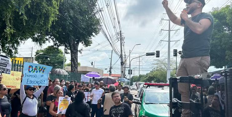 Em Manaus, professores fazem manifestação após prefeitura não pagar abono do Fundeb