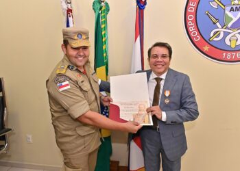 Auditor do TCE-AM recebe medalha do Corpo de Bombeiros