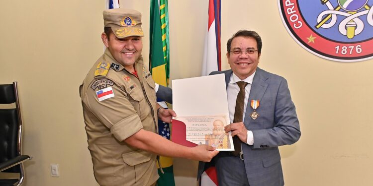 Auditor do TCE-AM recebe medalha do Corpo de Bombeiros