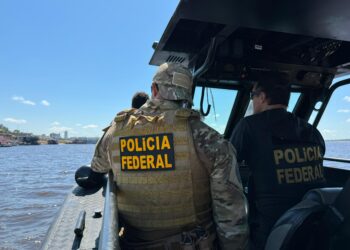Polícia Federal e Ibama destroem balsas de garimpo ilegal em Manaus