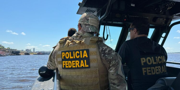 Polícia Federal e Ibama destroem balsas de garimpo ilegal em Manaus