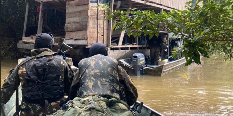 No Vale do Javari, Exército neutraliza 12 balsas utilizadas no garimpo ilegal