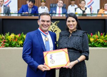 Deputada concede Medalha do Mérito Legislativo a vereador de Parintins