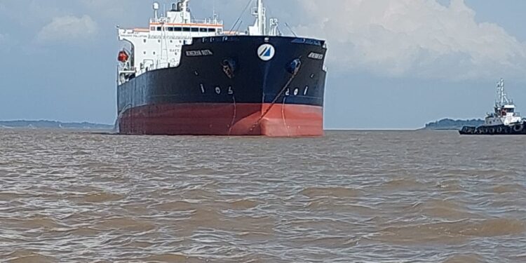 Navio Minerva Rita volta a Manaus após 23 dias fundeado no leito do rio Amazonas