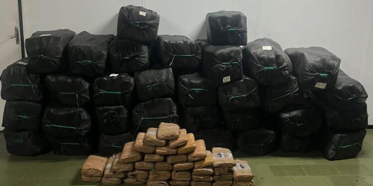 Exército apreende 750 kg de drogas e munições no rio Içá, no Amazonas