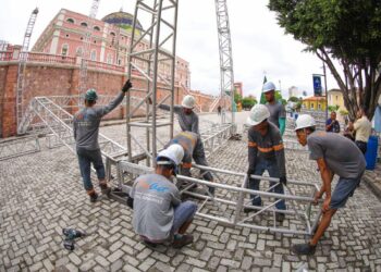 Palco do Réveillon do Largo já está sendo montado ao lado do Teatro Amazonas