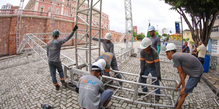 Palco do Réveillon do Largo já está sendo montado ao lado do Teatro Amazonas