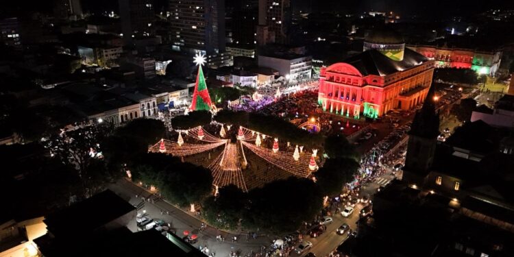 Com a iluminação da Árvore de Natal, programação do Largo de São Sebastião é marcada por grandes estreias