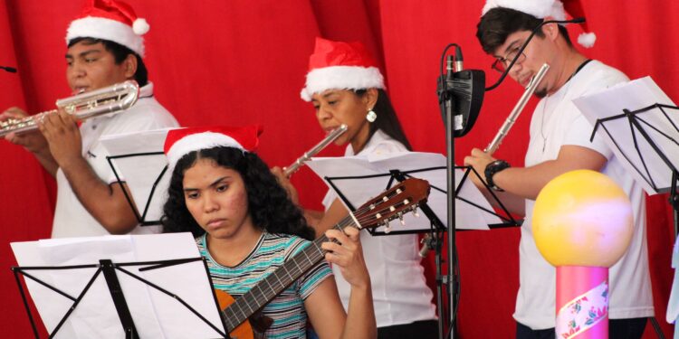 Mais de 3.500 alunos prestigiaram a programação de Natal nos Cetis