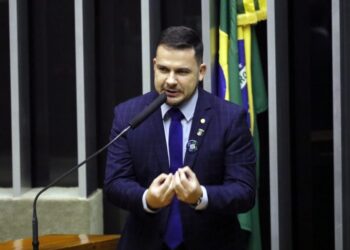 Veja quem é o único deputado do AM que votou contra a reforma tributária que garante benefícios da ZFM