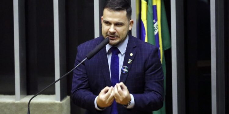 Veja quem é o único deputado do AM que votou contra a reforma tributária que garante benefícios da ZFM