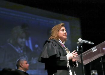 Controle pedagógico e reconhecimento marcam posse emocionante de conselheira Yara Lins dos Santos, nova presidente do TCE-AM