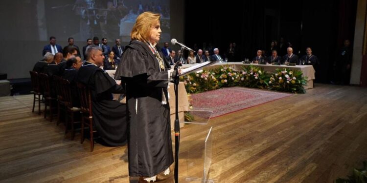 Autoridades prestigiam a posse da nova presidente do TCE-AM