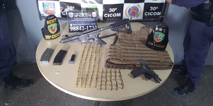 PM prende dois integrantes de facção criminosa com armas e munições