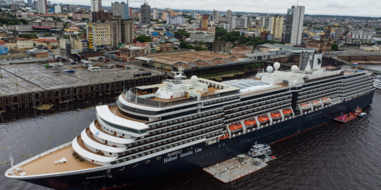 Temporada de Cruzeiros: Navio chega com mais de 2 mil turistas 