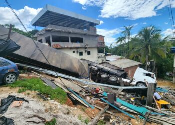 Carreta desgovernada atinge casa no Tarumã, em Manaus