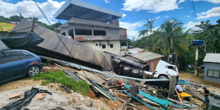 Carreta desgovernada atinge casa no Tarumã, em Manaus