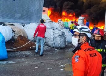 Bombeiros combatem incêndio de grande proporção em fábrica de gerenciamento de resíduos