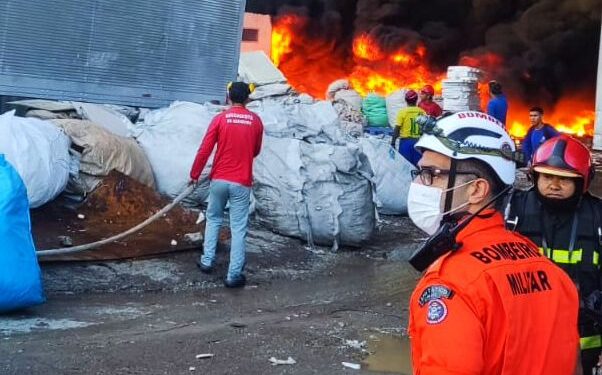 Bombeiros combatem incêndio de grande proporção em fábrica de gerenciamento de resíduos