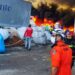 Bombeiros combatem incêndio de grande proporção em fábrica de gerenciamento de resíduos