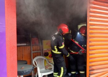 Bombeiros impedem propagação de incêndio em lanchonete no bairro Betânia, em Manaus
