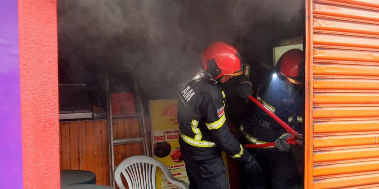 Bombeiros impedem propagação de incêndio em lanchonete no bairro Betânia, em Manaus