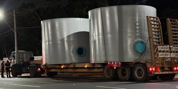 Fiscalização remove carreta e caminhão que transportavam carga de forma irregular no Rapidão Rodoanel