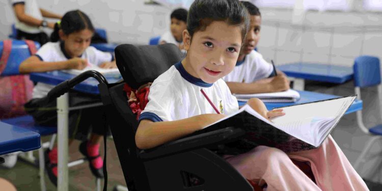 Transferência e matrícula de novos alunos com deficiência da rede pública de ensino começam nesta quarta-feira