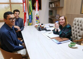 Presidente do TCE-AM empossa servidor aprovado em concurso público
