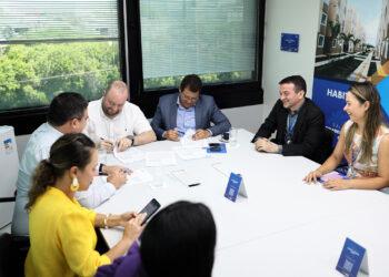 UGPE assina contratos com a CEF para investimentos na pavimentação de vias em Manaus