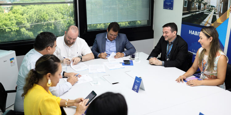 UGPE assina contratos com a CEF para investimentos na pavimentação de vias em Manaus