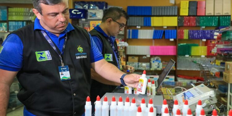 ‘Aulas Seguras’: Em cinco dias, Ipem-AM apreende quase 4 mil artigos escolares irregulares no comércio de Manaus