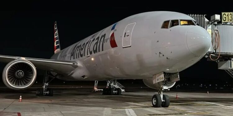 Avião que seguia para os EUA faz pouso forçado em Manaus após surto de passageiro