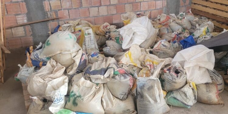 Polícia prende homem e apreende cerca de duas toneladas de cassiterita avaliadas em R$ 400 mil