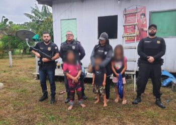 Mulher e três crianças que viviam sob ameaça e cárcere privado são resgatadas pela polícia no AM