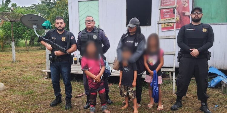 Mulher e três crianças que viviam sob ameaça e cárcere privado são resgatadas pela polícia no AM