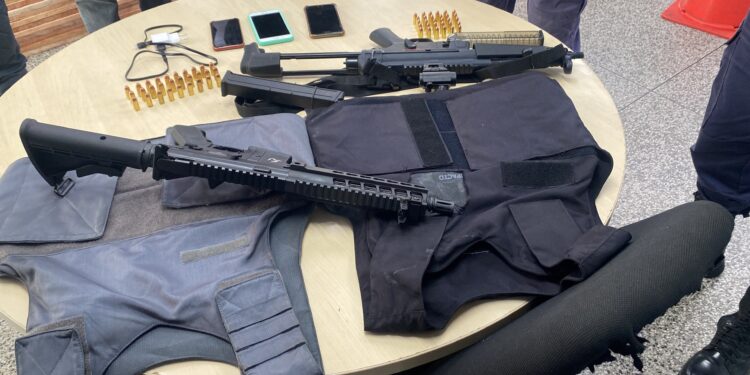 Polícia Militar prende integrantes de organização criminosa e apreende dois fuzis